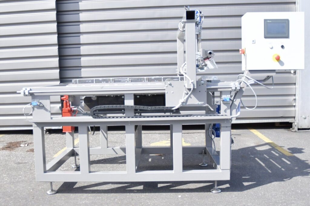 Maszyna służąca do produkcji podestów z żywic poliestrowych.