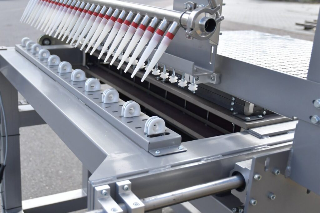 Zbliżenie na urządzenie przeznaczone do wytwarzania podestów z tworzyw sztucznych.