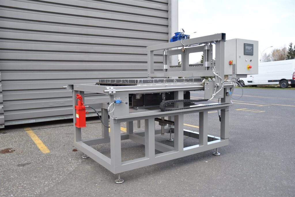 Maszyna stojąca na betonowym podłożu.