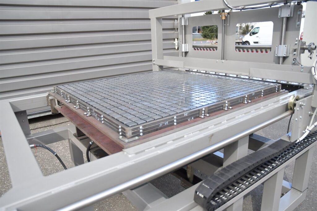 Blat roboczy Urządzenia przeznaczonego do wytwarzania platform z żywic poliestrowych.