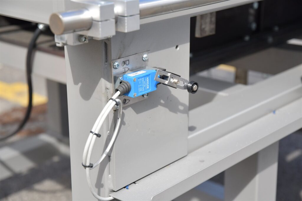 Zbliżenie na urządzenie przeznaczone do wytwarzania platform z żywic poliestrowych.