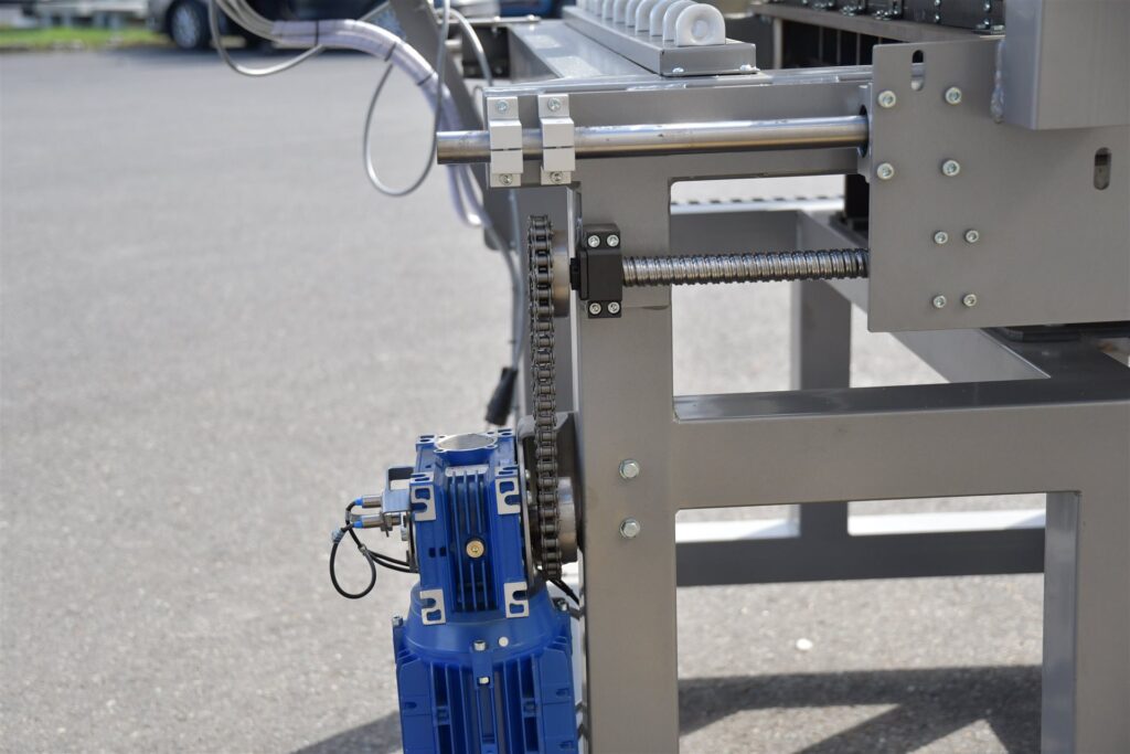 Zbliżenie na silnik maszyny do produkcji podestów z żywic poliestrowych.