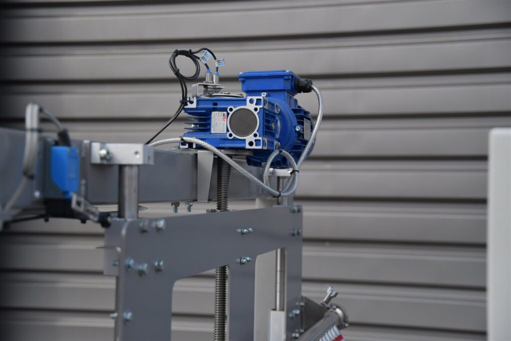 Maszyna wykorzystywana do wytwarzania platform z żywic poliestrowych.