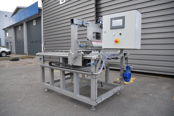 Bok maszyny produkującej podesty z żywic